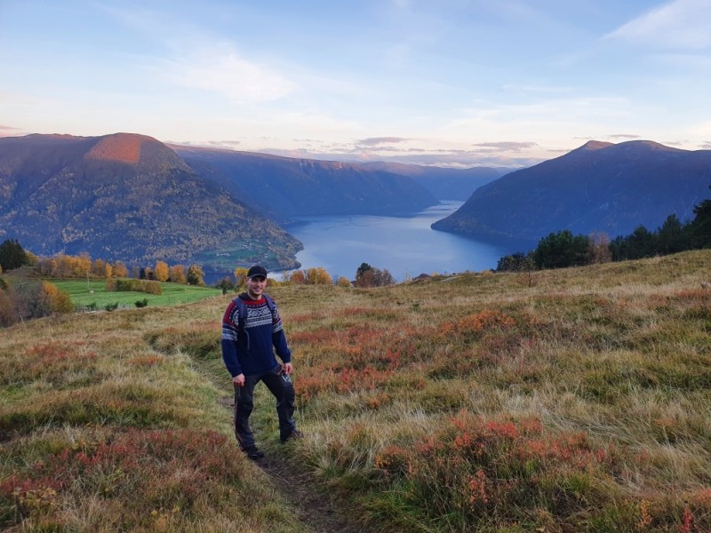 Mann i fjordlandskap