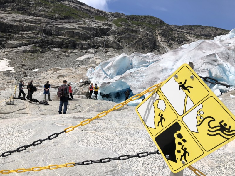 brefront og turistar, fareskilt