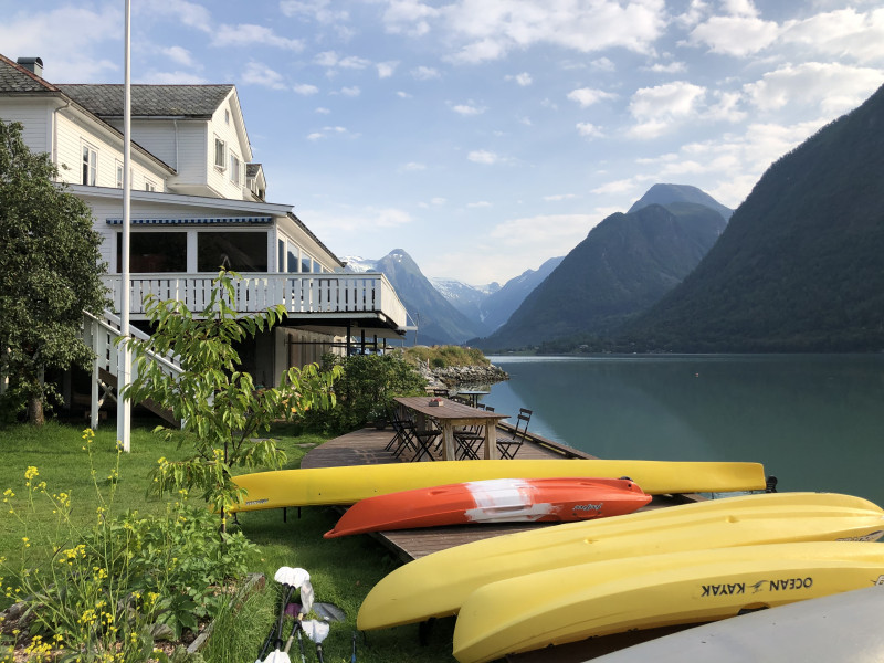 Hotell og kajakkar ved fjord og fjell