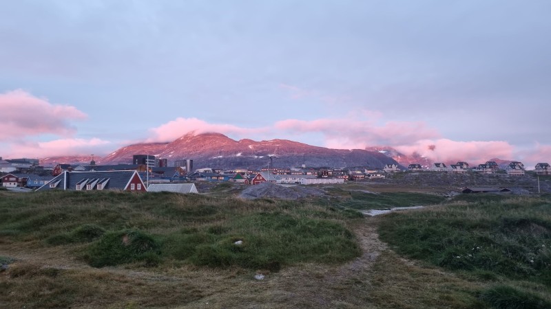 By på Grønland fotografert frå utkanten, små hus og fjell