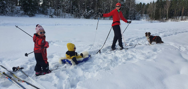 Tina Vrieler på ski med barn og hund
