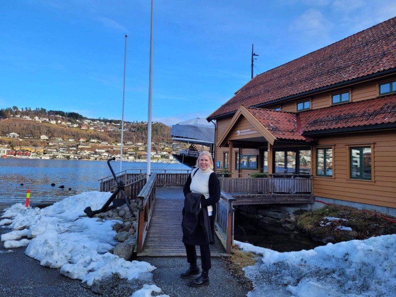 Hardanger fartøyvernsenter, forskar står utanfor