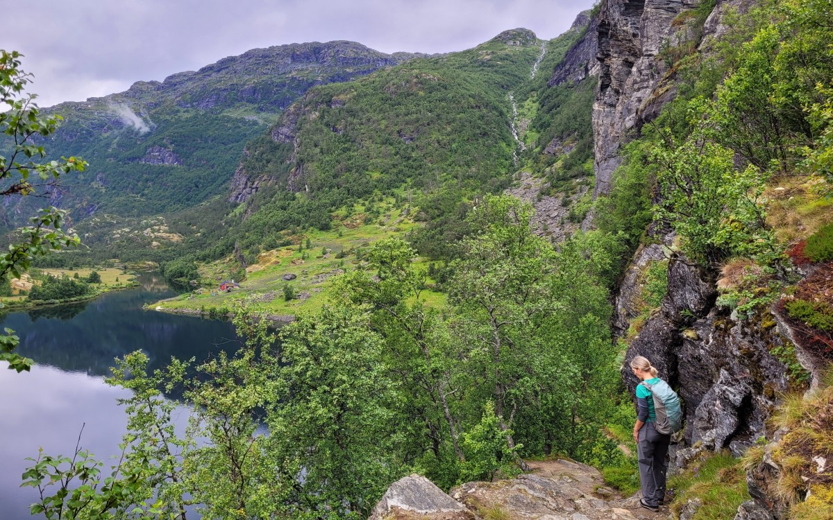 Turgåar på veg ned Aurlandsdalen