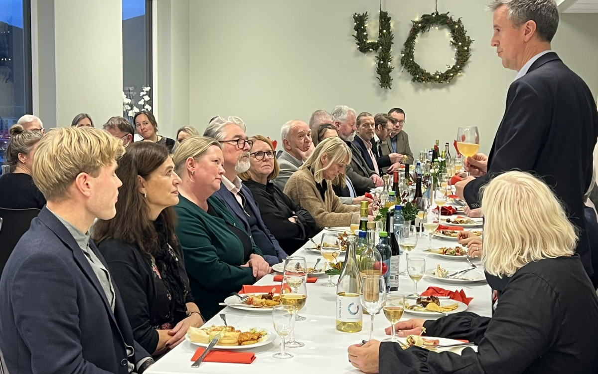 Erling Sande taler under middagen