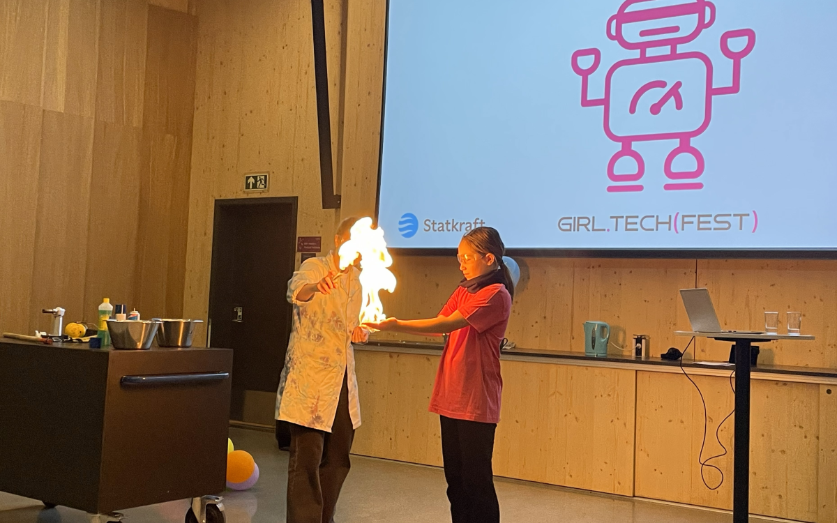 Flammeeksperiment på Girl Tech Fest