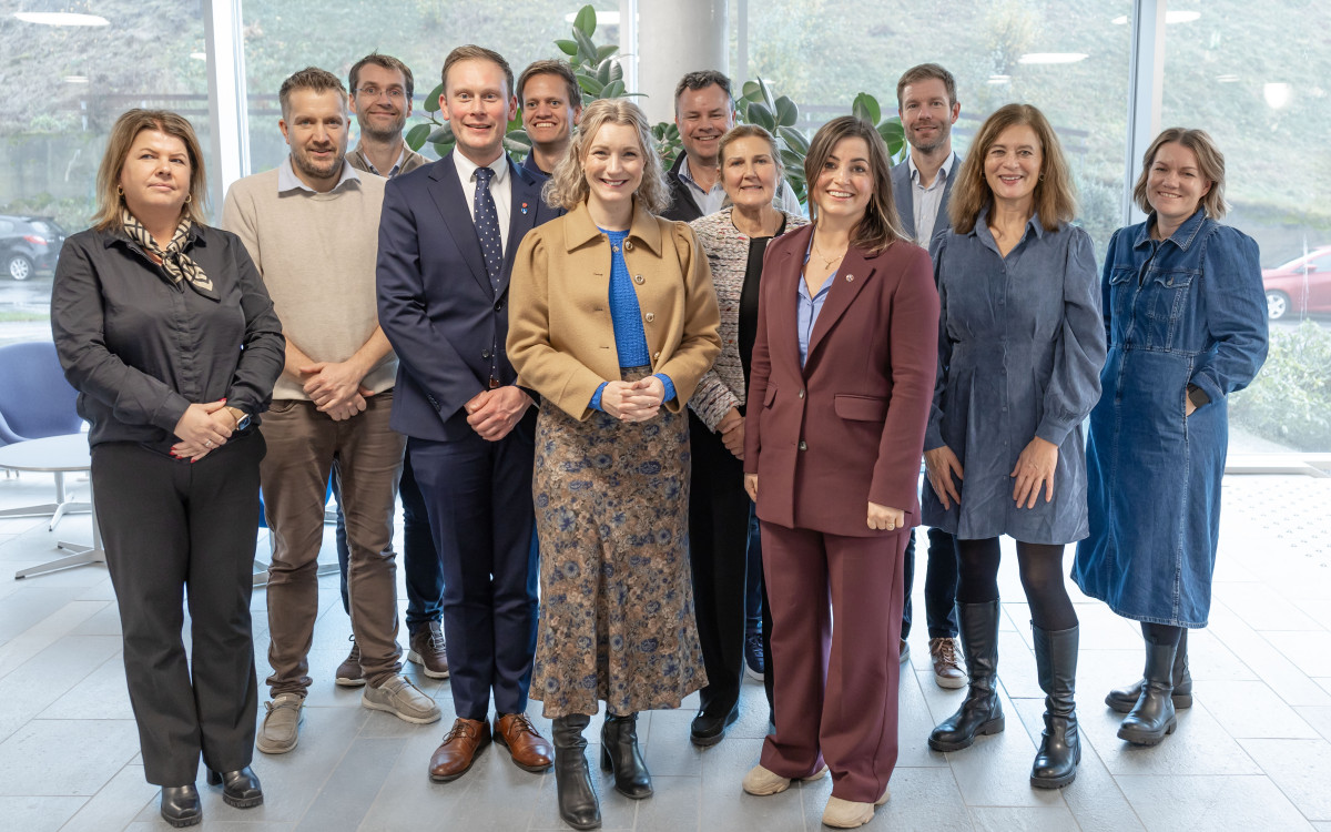 Bilde av digitaliseringsminister Karianne Tung sammen med reprensentanter for ulike virksomheter i Sogn