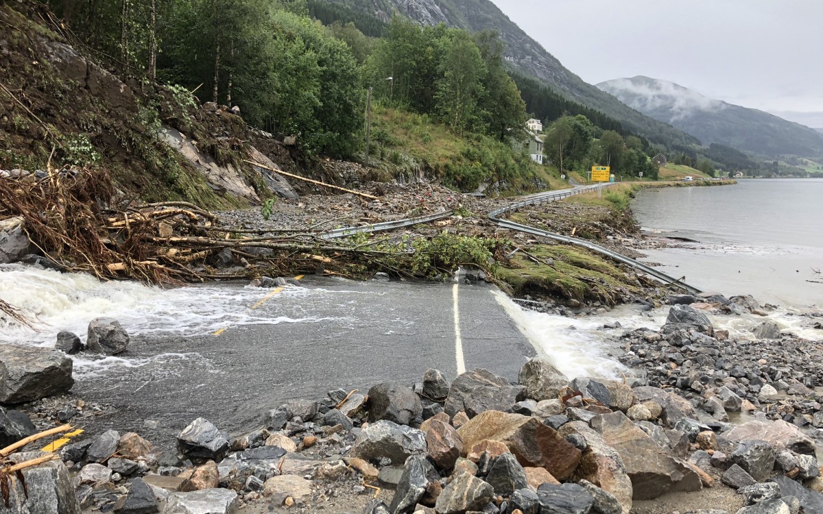 Foto frå vegstenging i Jølster