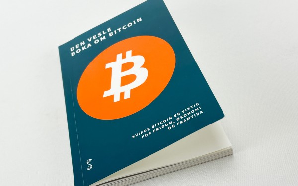 Ei bok med synleg framside og Bitcoin-logo på framsida