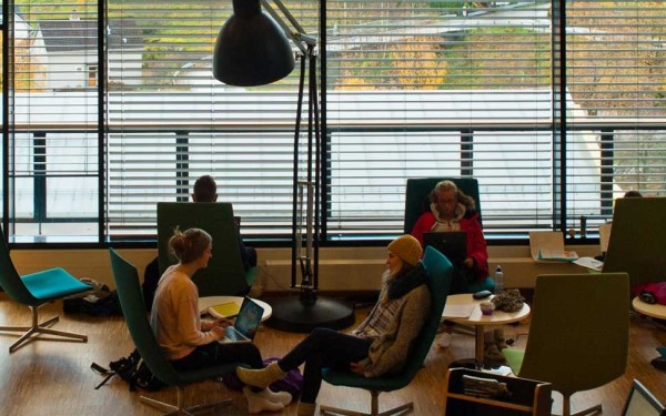 stdenter som leser på biblioteket
