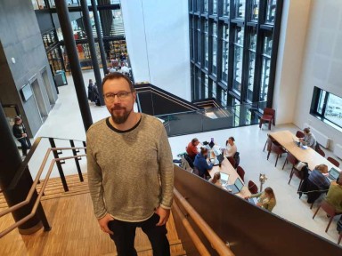 Mann i trapp i høgskulemiljø