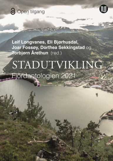 Framside på publikasjon, med bakgrunnsfoto av tettstad ved fjord