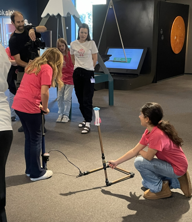 To jenter tester en modell av en rakett