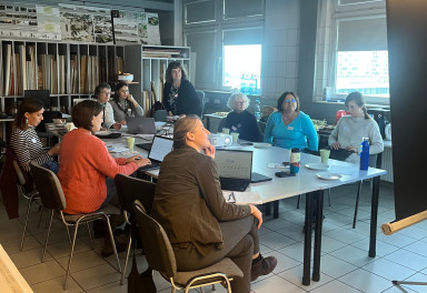 Forskere som følger med på en presentasjon