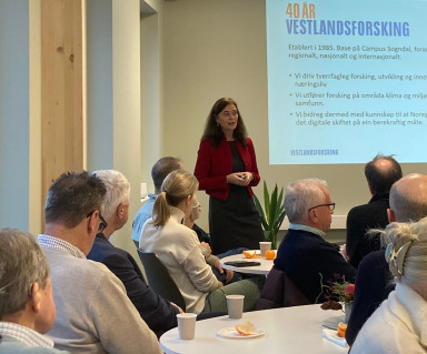 Direktør Anne Karin Hamre talar under open dag