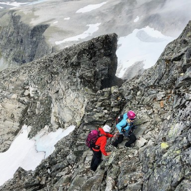 fjelltur to turgåarar, steinlandskap rundt