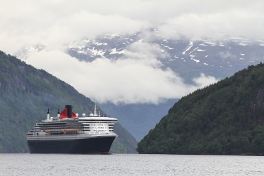 Skip på fjord på Vestlandet