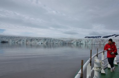 Isøde med kvinne ved båtrekka