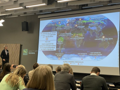 Verdenskart med klimakunnskap på, og publikum i sal