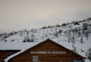 skihytte-tak med landskap dekt av snø bak