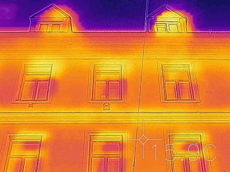 Skisse av bygning med fargar som viser temperatur