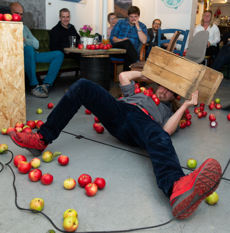 Mann fell på golvet mellom mange eple