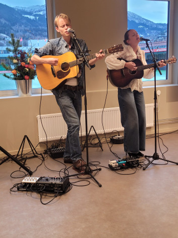 We met in June, sanginnslag