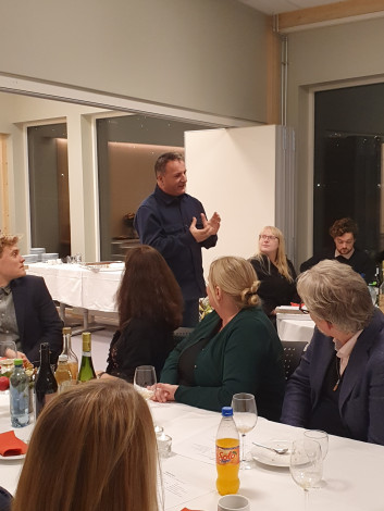 Tarald Seldal taler under middagen