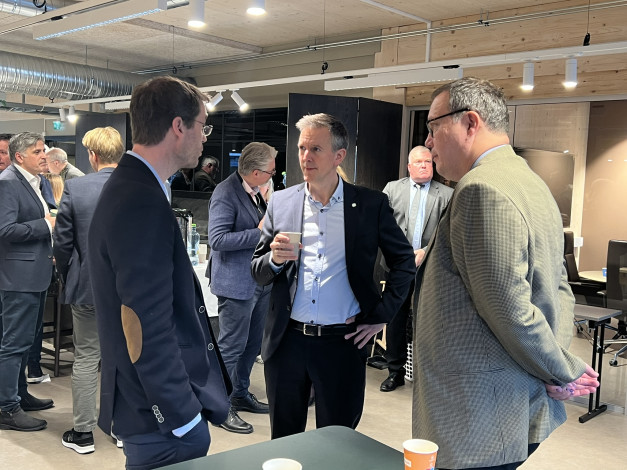 Flere samtaler under feiring