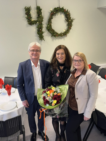 Hamre, Løvhaug og Lunde foran pyntede lokaler