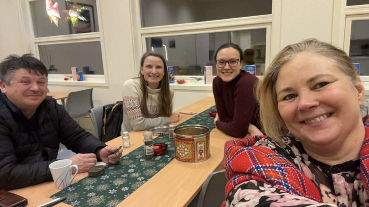 ein mann og tre kvinner, ei i samisk sjal