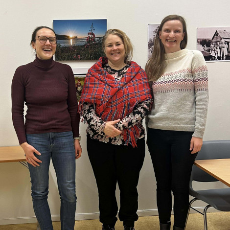 tre kvinner står og ler